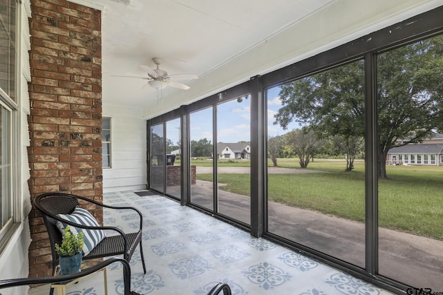 sunroom with ceiling fan