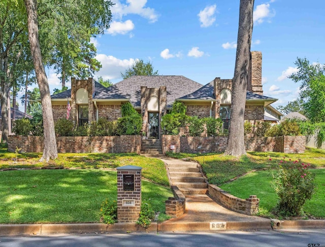 view of front of home featuring a front yard