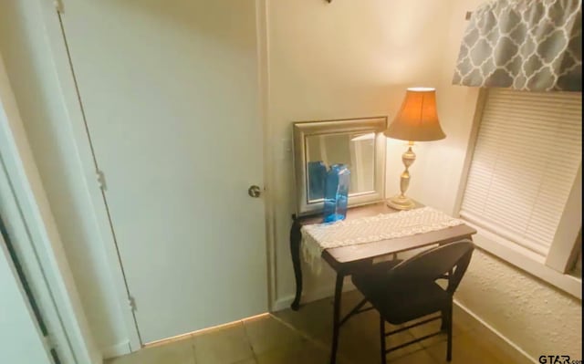 102 Indianola Rd, Chandler, TX 75758 - sitting room with baseboards