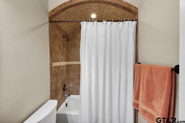 2322 Kingsmill Cir, Tyler, TX 75703 - full bathroom featuring shower / bath combo and a textured wall