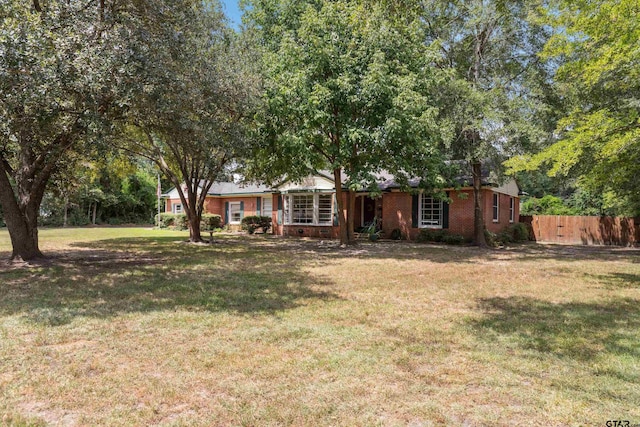 view of front facade featuring a front lawn