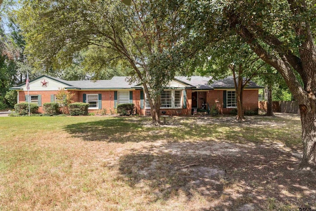 ranch-style home featuring a front lawn