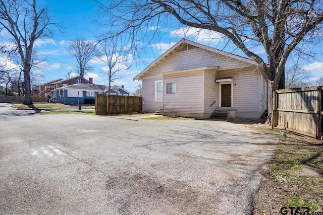 view of front of home with entry steps and fence