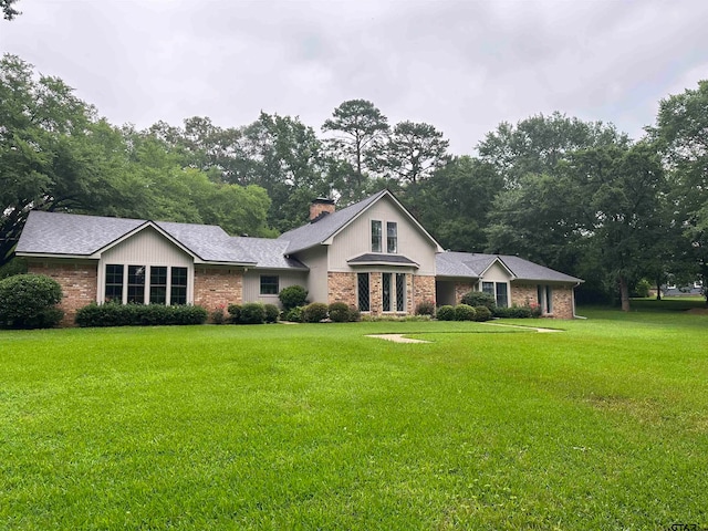 view of front of property with a front lawn