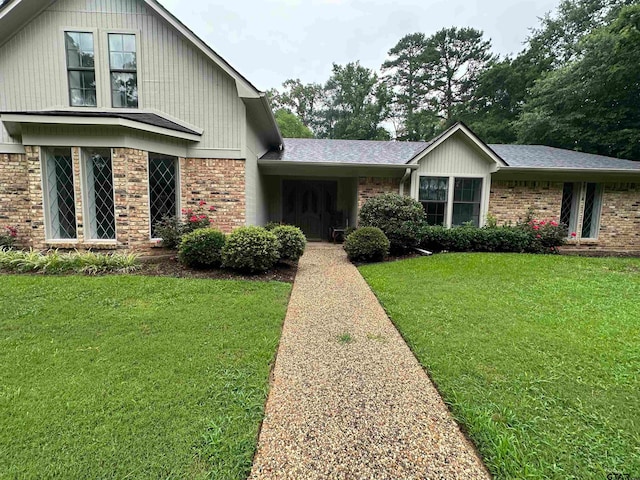 view of front of property with a front lawn