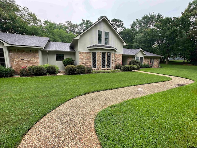 view of front of home featuring a front yard