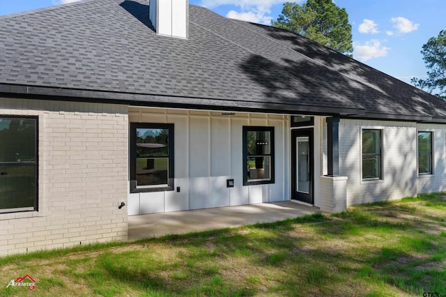 back of house featuring a yard