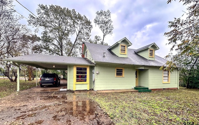 view of front of property featuring a carport