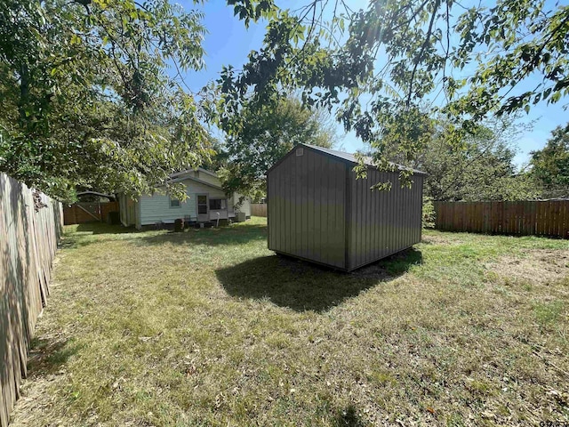 view of yard featuring a storage shed