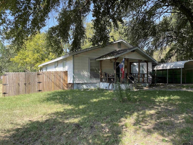 view of front of home featuring a carport and a front yard