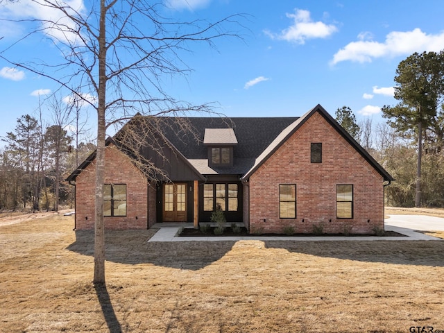 view of front of house featuring a front lawn