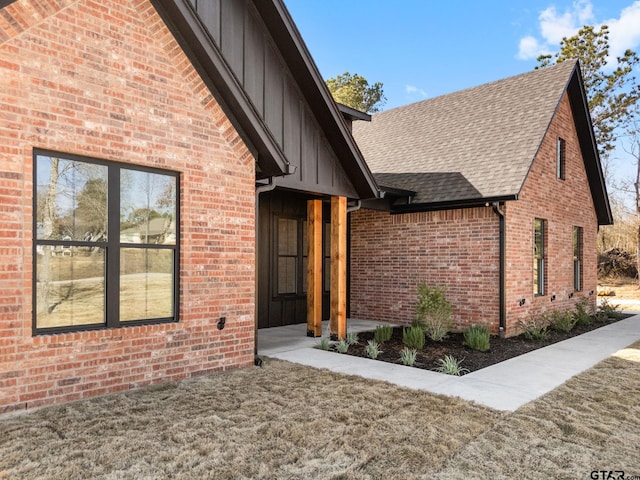 view of front facade with a front lawn