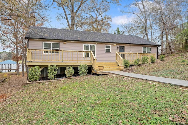 view of front of property featuring a deck and a front yard