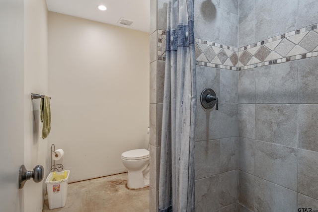 bathroom featuring toilet and curtained shower