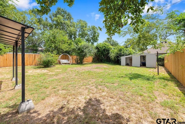 view of yard featuring a shed