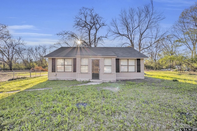 1005 N Rodeo St, Gladewater, TX 75647 - view of bungalow-style house