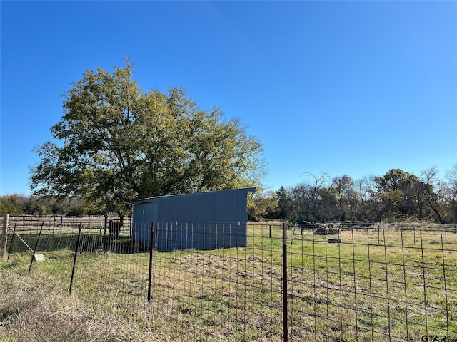 view of yard featuring a rural view