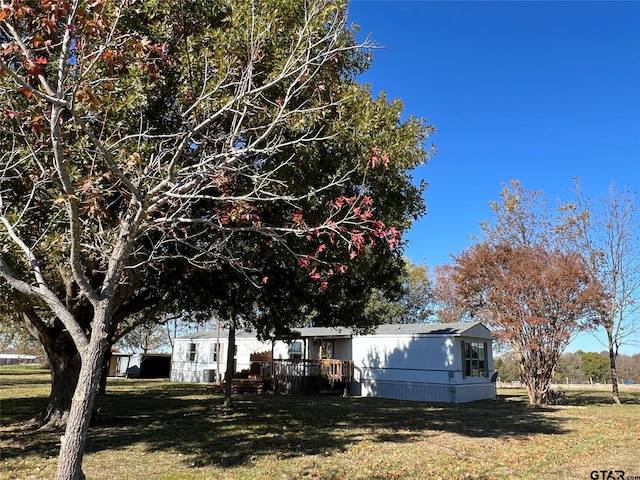 view of front facade with a front yard