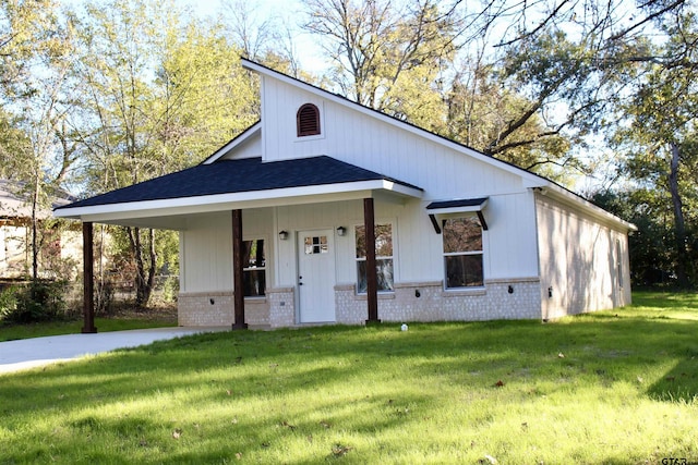 view of front of house with covered porch and a front yard