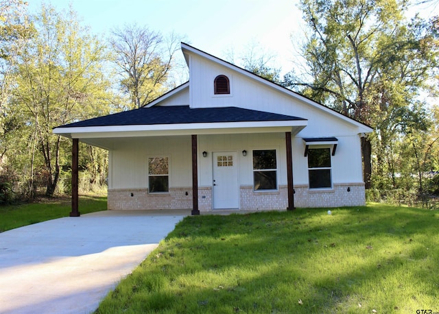 view of front of home featuring a porch and a front lawn