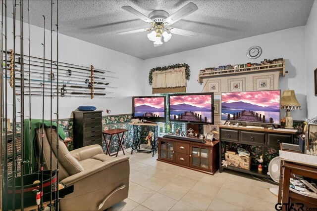 5626 Meadowdale Rd, Flint, TX 75762 - living area with a ceiling fan and a textured ceiling