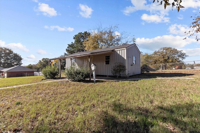 view of front facade with a front yard