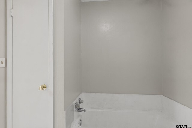 909 Elizabeth St, Gilmer, TX 75644 - bathroom featuring a bath