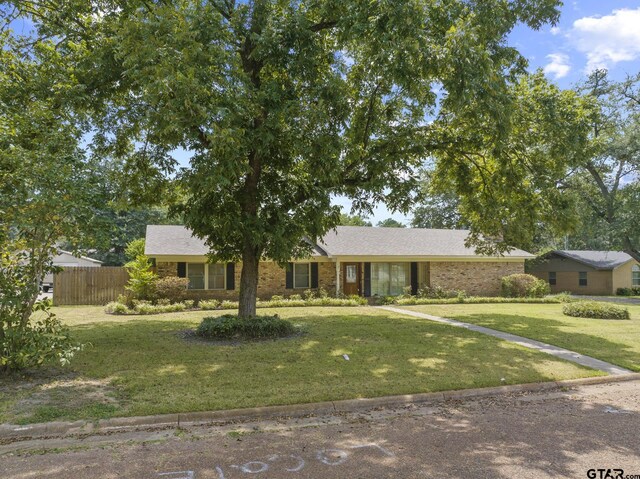 909 Elizabeth St, Gilmer, TX 75644 - ranch-style house with brick siding