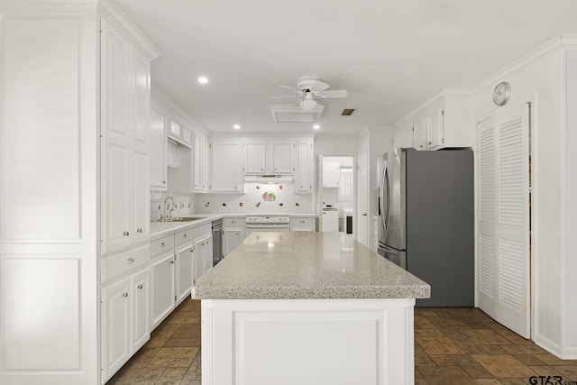 909 Elizabeth St, Gilmer, TX 75644 - kitchen with stainless steel fridge with ice dispenser, a sink, washer / dryer, ceiling fan, and recessed lighting