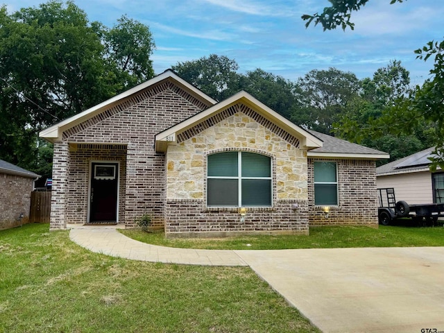 view of front of property featuring a front yard