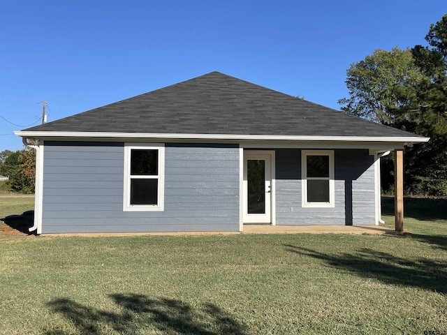 view of front facade with a front yard