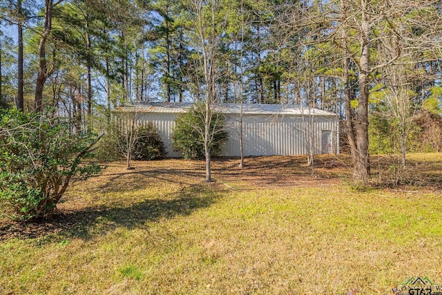 view of yard with an outdoor structure