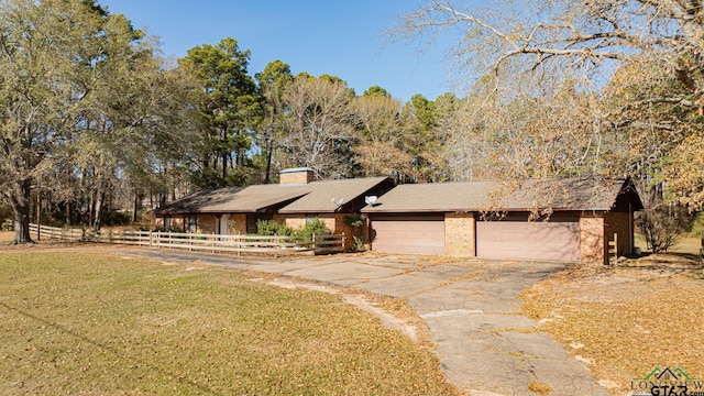 view of front facade featuring a garage and a front yard