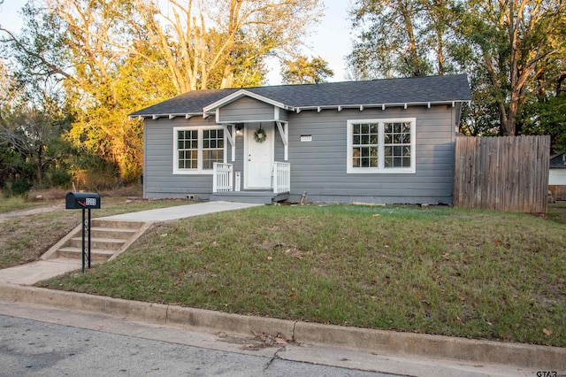 view of front of house with a front lawn