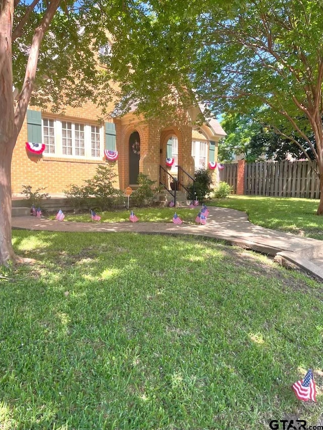 view of front of house with a front lawn