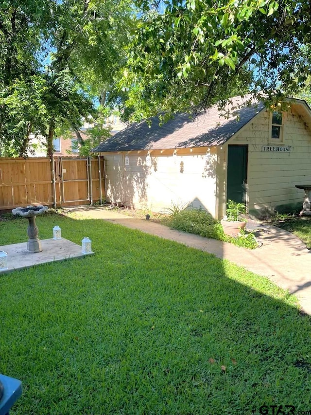 view of yard with an outdoor structure