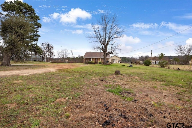 view of yard featuring a rural view