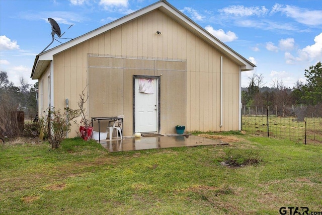 view of outdoor structure featuring an outbuilding and fence