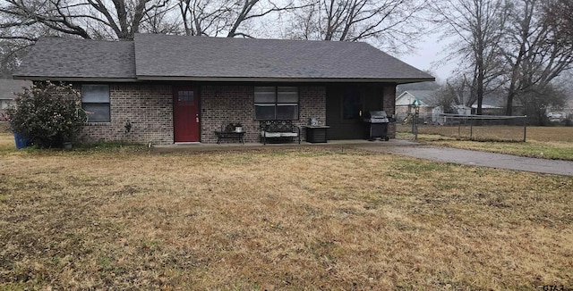 view of front of property featuring a front lawn