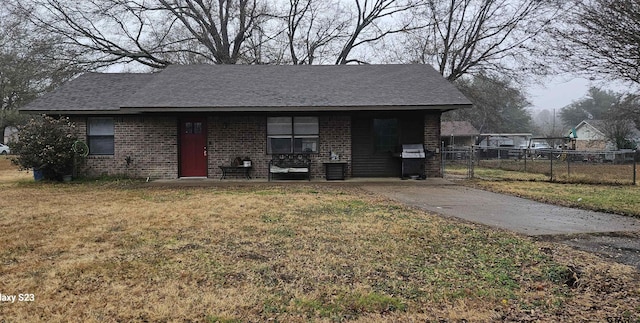 view of front of home featuring a front lawn