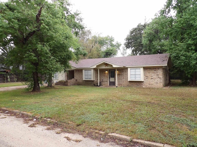 single story home with a front lawn