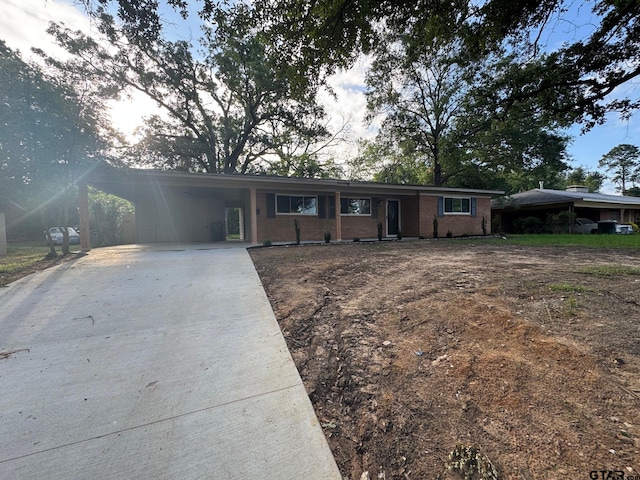 625 Northcrest Dr, Tyler, TX 75702 - ranch-style house featuring concrete driveway and an attached carport