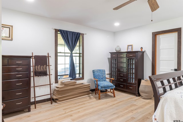 sitting room featuring recessed lighting, light wood finished floors, and ceiling fan