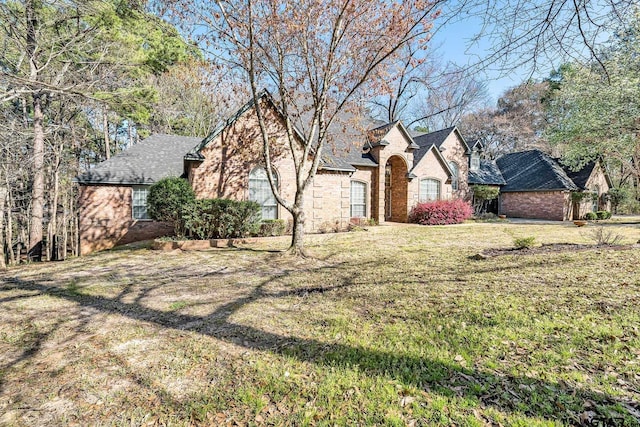 view of front of home with a front lawn