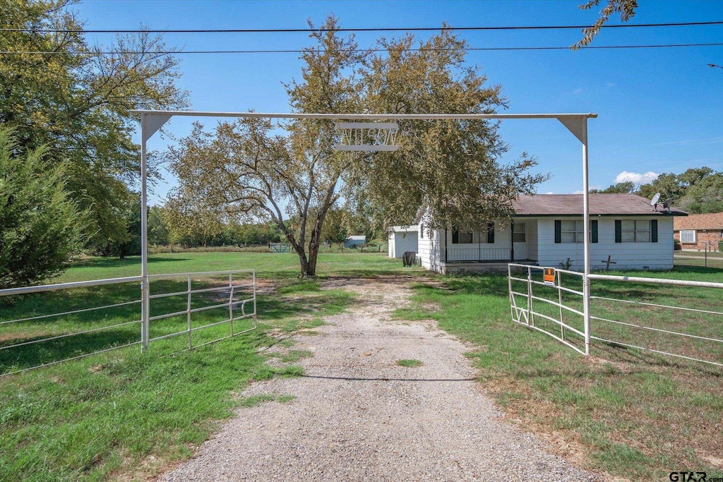 view of front facade featuring a front lawn