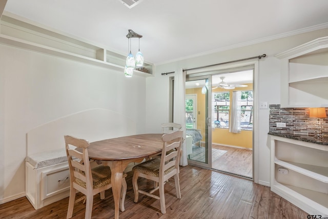 dining room with light wood-style flooring, ceiling fan, ornamental molding, and baseboards