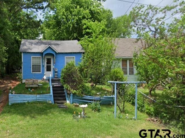view of front of home featuring a front lawn