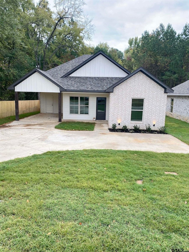 view of front of home featuring a carport and a front lawn