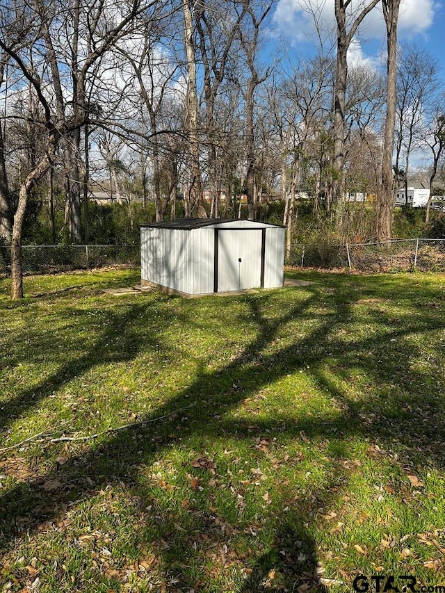 view of yard featuring an outdoor structure