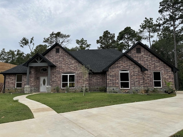 view of front of house featuring a front yard